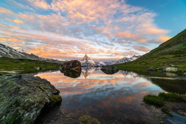Sabah altın Matterhorn (Monte Cervino, Mont Cervin) piramit ve Stellisee Gölü mavi. Sunrise görünümü görkemli dağ manzarası. Valais Alpler, Zermatt, İsviçre, Europe.