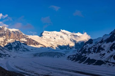 Doğal görünümü ile görkemli bir buzul de Corbassiere İsviçre İsviçre Alpleri'nin güzel manzara. Yüksek dağlar dramatik günbatımı sahnede. Valais Alpler (Pennine Alps), İsviçre bir akşam ışık yüksek doruklarına kapsayan bulutlar.