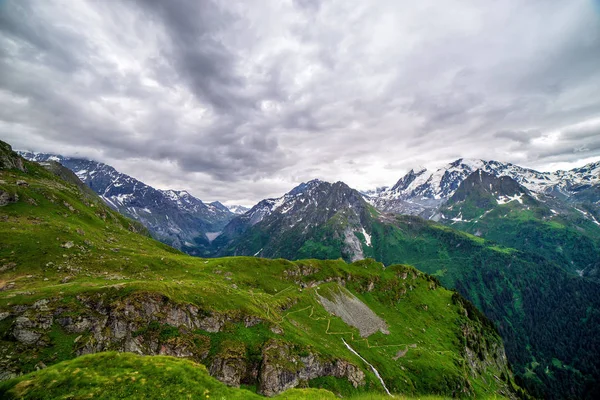 Vista Panorámica Del Hermoso Paisaje Los Alpes Suizos Prados Verdes — Foto de Stock