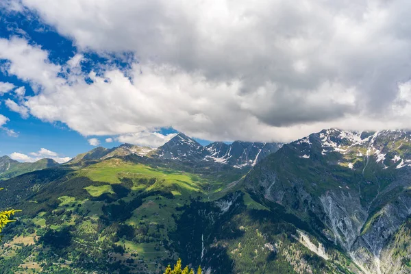 Vista Panorámica Del Hermoso Paisaje Los Alpes Suizos Prados Verdes — Foto de Stock