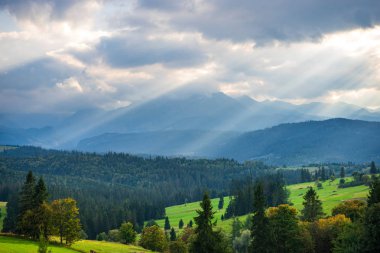 Güneş ışınları üzerinde dağ manzarası doğal görünümünü. Güzel yaz peyzaj yüksek Tatras dağlarda. Güneş ışınları tepeler ve Vadisi.
