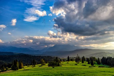 Belianske Tatras dağlar nefes kesen gün batımında.