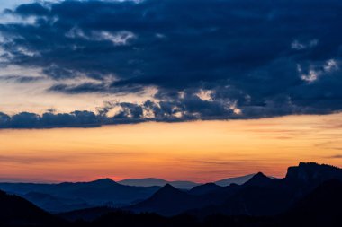 Güzel Yüksek Tatras dağlar doğal görünümünü. Mavi saat günbatımı pembe ve mavi tonlar, Slovakya.