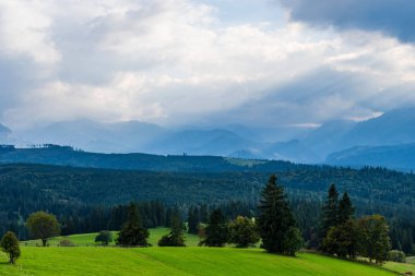 Güneş ışınları üzerinde dağ manzarası doğal görünümünü. Güzel yaz peyzaj yüksek Tatras dağlarda. Güneş ışınları tepeler ve Vadisi.