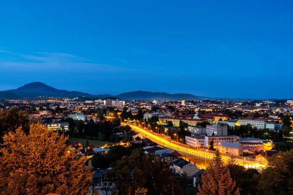 Presov, Slovakya'nın geç mavi saat atış. Presov şehir nightscape.