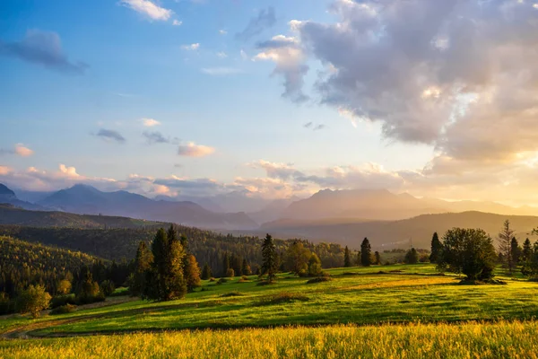Belianske Tatras dağlar nefes kesen gün batımında.