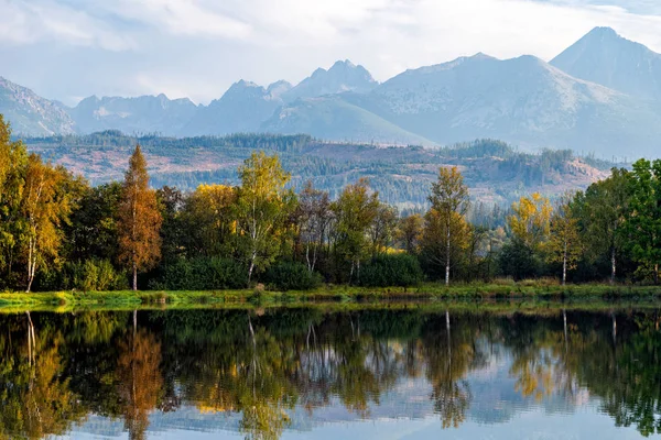 美丽的秋山风景与湖泊 五颜六色的树木和高塔特拉山的高峰 斯洛伐克的和平场面 — 图库照片