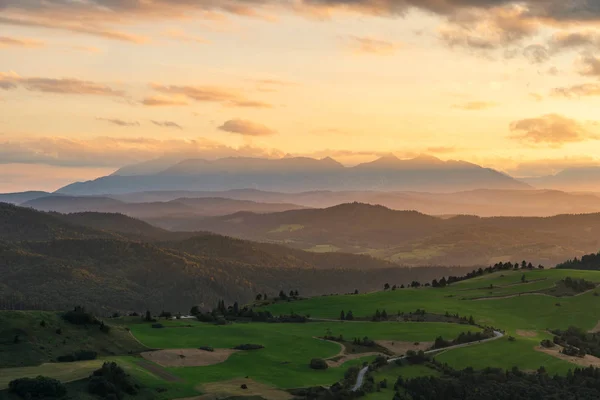 Hermosa Puesta Sol Sobre Altos Picos Rocosos Las Montañas High — Foto de Stock