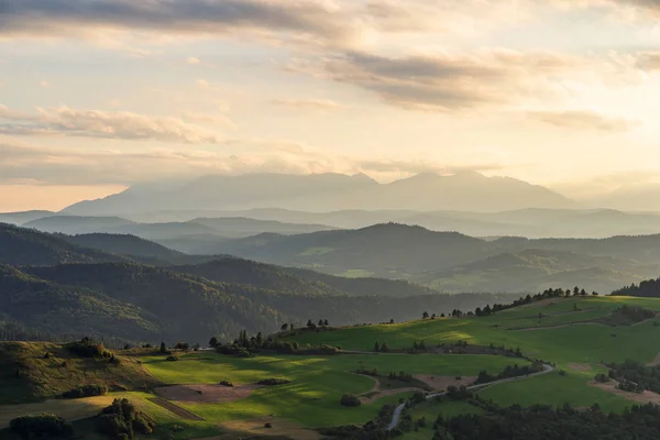 Hermosa Puesta Sol Sobre Altos Picos Rocosos Las Montañas High — Foto de Stock