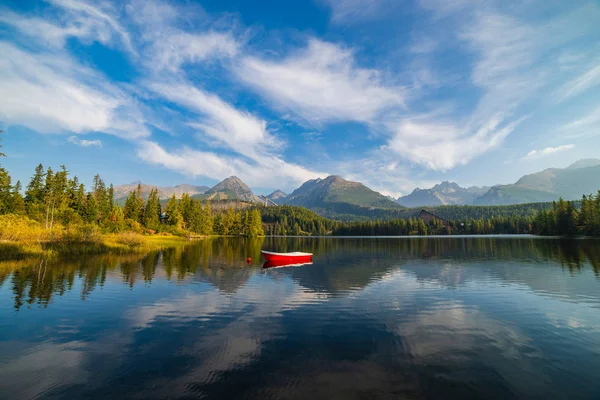 Peaceful Mountain Scene Mountain Hotel Next Lake Boat Scenic View — Stock Photo, Image