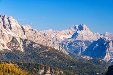 İtalyan Alpleri'nde görkemli Dolomites dağlarının renkli doğal görünümü. Manzara fotoğraf renkli ağaçlar ve rocky Dağları'nın İtalyan Dolomites sonbahar süre içinde.