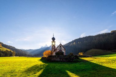 Dolomit Alplerin muhteşem güneşli manzara. St Johann Kilisesi, Santa Maddalena, Val Di Funes, Dolomites, İtalya. Peri velley altında güneşli Dolomites dağlarda. Şaşırtıcı doğa arka plan.