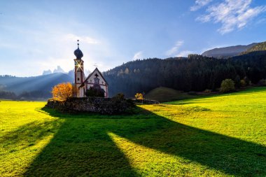 Dolomit Alplerin muhteşem güneşli manzara. St Johann Kilisesi, Santa Maddalena, Val Di Funes, Dolomites, İtalya. Peri velley altında güneşli Dolomites dağlarda. Şaşırtıcı doğa arka plan.