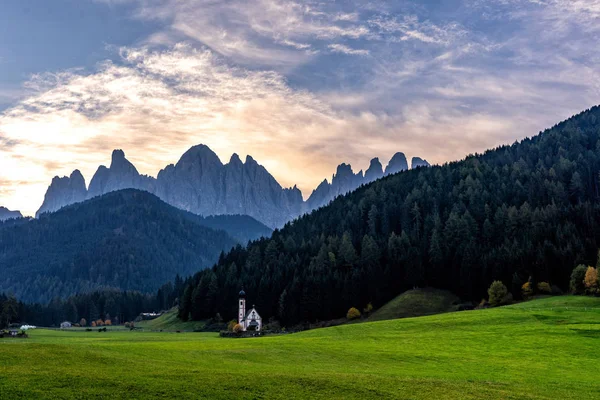 Prachtige Zonnige Landschap Van Dolomiet Alpen Johann Kerk Santa Maddalena — Stockfoto
