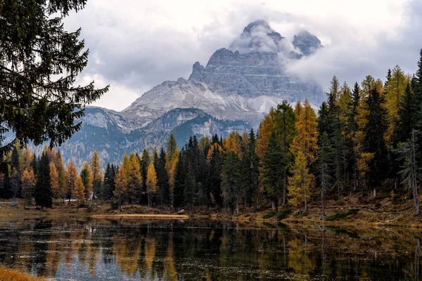 在意大利 欧洲的东多洛米人的背景下 具有特雷凯姆 迪拉瓦雷多山顶的安托诺湖的秋季景观 美丽的自然风光和秋天的风景秀丽的旅游目的地 — 图库照片