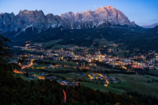Geç akşam güzel Cortina d'Ampezzo şehir görünümünü, bir dağ Vadisi, İtalya Dolomites kalbinde yer alan.
