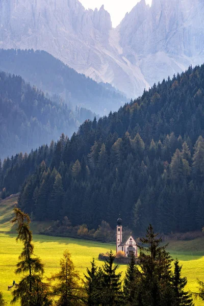 白云岩阿尔卑斯山的美妙阳光景观 圣约翰教堂 圣玛达莱娜 瓦尔迪富内斯 多洛米人 意大利 在阳光下的多洛米特山的仙女天鹅绒 惊人的自然背景 — 图库照片