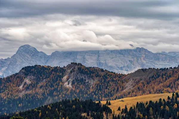 在意大利阿尔卑斯山欣赏雄伟的多洛米山脉的五颜六色的风景 秋天意大利多洛米人五颜六色的树木和岩石山的风景照片 — 图库照片