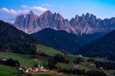 Santa Magdalena köyü hills Geisler veya Odle Dolomites grup önünde geç akşam manzarası. Dolomit Alpler, İtalya, Avrupa'nın renkli sonbahar sahne.