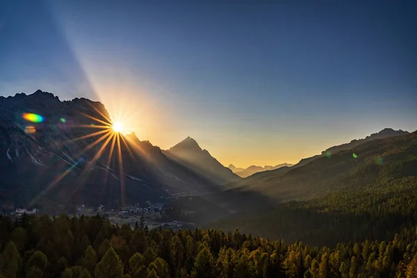 Malerischer Sonnenaufgang Über Den Italienischen Dolomiten Bei Cortina Ampezzo Frühmorgendliches — Stockfoto