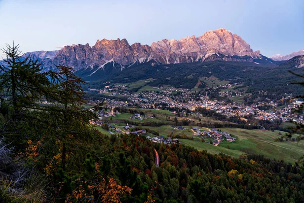 Geç Akşam Güzel Cortina Ampezzo Şehir Görünümünü Bir Dağ Vadisi — Stok fotoğraf
