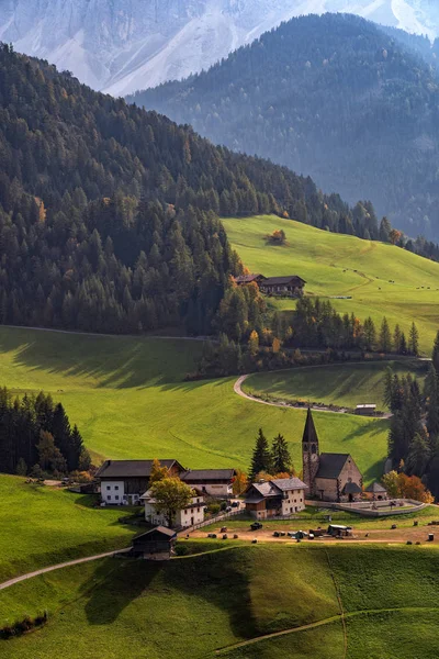 世界上著名的高山名胜 背景为迷人的白云石山脉的Santa Maddalena村 意大利Trentino Alto Adige地区 Val Funes山谷 — 图库照片