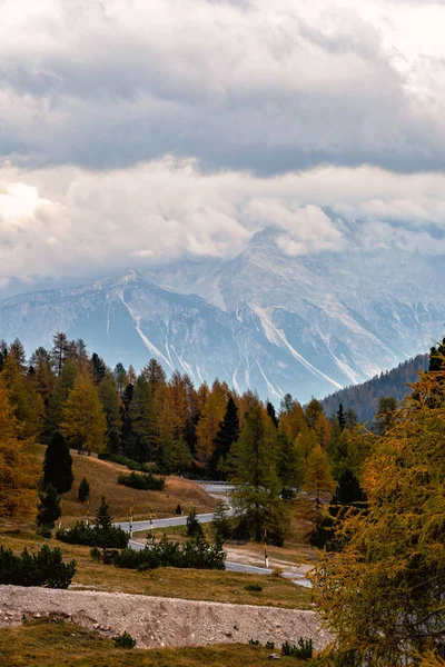 五颜六色的风景 欣赏意大利阿尔卑斯山雄伟的多洛米山脉 有一条弯弯曲曲的路 — 图库照片