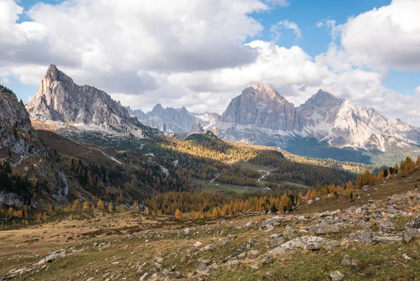 イタリア アルプスの雄大なドロミテの山々 の美しい景色をカラフルです 秋の間に草が茂った草原に囲まれた雄大なロッキー山脈 — ストック写真