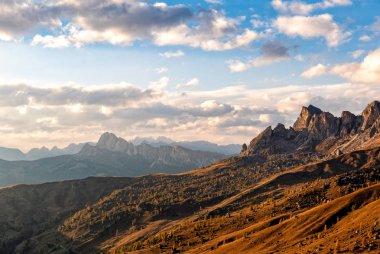İtalyan Alpleri'nde görkemli Dolomites dağlar doğal görünümünü. Manzara Passo di Giau de İtalyan Dolomites, sonbahar süre içinde.