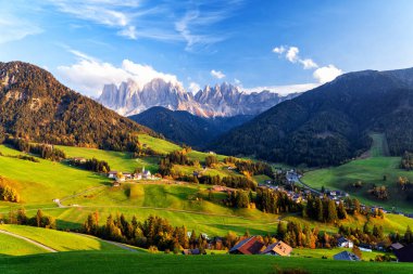Büyülü Dolomites dağlarda arka plan, Val di Funes Vadisi, Trentino Alto Adige bölgesi, İtalya, Avrupa ile Santa Maddalena köy. Gün batımı görünümü dramatik İtalyan Dolomites peyzaj.