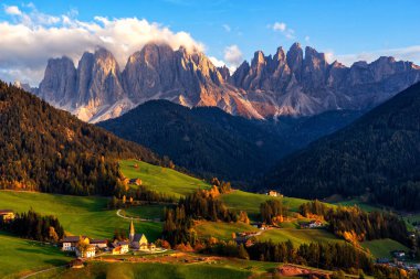 Büyülü Dolomites dağlarda arka plan, Val di Funes Vadisi, Trentino Alto Adige bölgesi, İtalya, Avrupa ile Santa Maddalena köy. Gün batımı görünümü dramatik İtalyan Dolomites peyzaj.