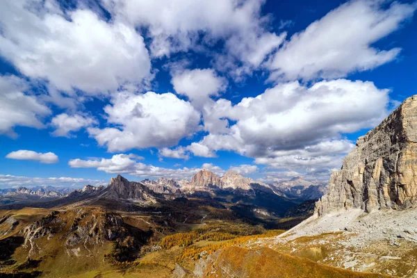 Fargerik Utsikt Majestetiske Dolomittiske Fjellene Italienske Alper Landskapsfoto Fargerike Trær – stockfoto