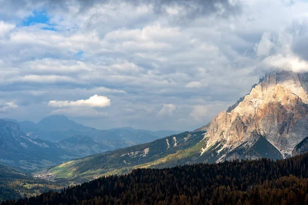 Красочный Живописный Вид Величественных Доломитовых Гор Итальянских Альпах Пейзаж Красочными — стоковое фото