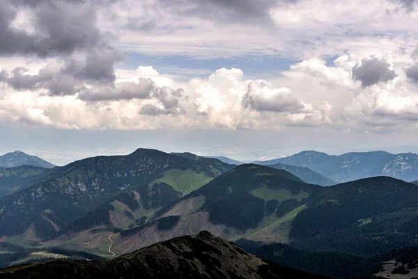 Verano Montañas Hierba Verde Cielo Nublado Paisaje — Foto de Stock