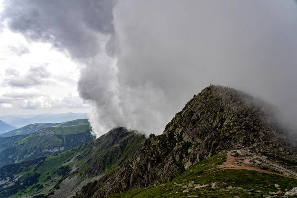 Lluvia Fuerte Sobre Montañas Tiempo Tormentoso — Foto de Stock