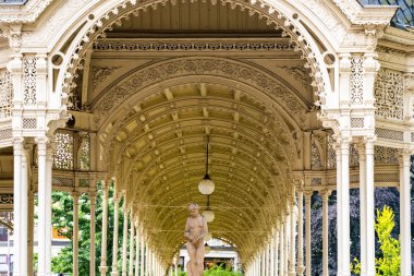 Ayrıntı göster eski pazar Colonnade, Karlovy Vary (Carlsbad), Çek Cumhuriyeti.