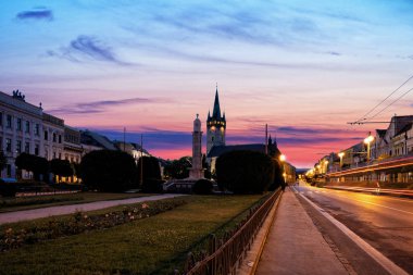 Merkezi kare ile Katedrali, Saint Nicholas Presov gece manzarası. Slovakya, Europe. 