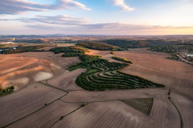 Güney Moravya güzel kırsal günbatımı görünümü yukarıdan izlendi. Sıcak geç akşam ışığında Tarım manzara.