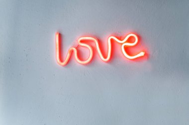 Kırmızı Neon sevgi işareti beyaz bir duvar. Yatay görünüm.