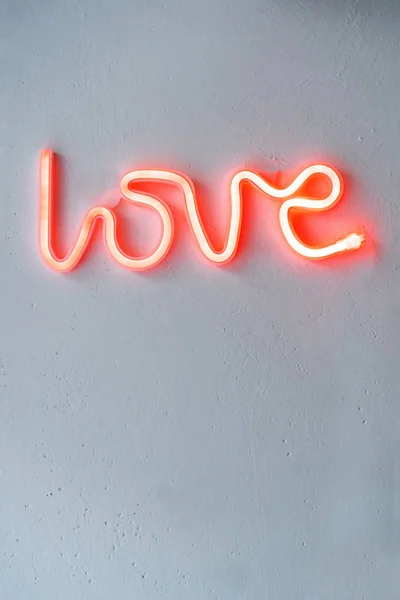 Czerwony Neon Znak Miłości Białej Ścianie Selektywny Fokus — Zdjęcie stockowe