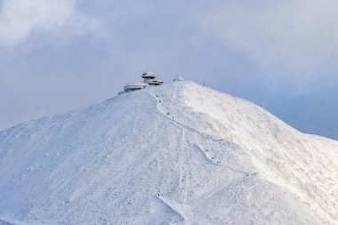 Kış boyunca Çek Cumhuriyeti 'nin en yüksek dağının ayrıntılı görüntüsü - Krkonose Ulusal Parkı' nda Snezka.