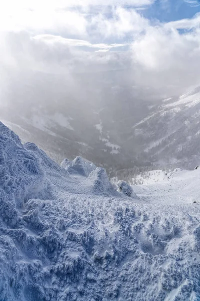 Güzel Kış Karlı Dağlar Güneşli Günde Kar Manzara Dağlarda Kaplı — Stok fotoğraf