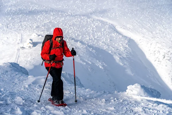 Winter Sport Activiteit Vrouw Wandelaar Wandelen Met Rugzak Sneeuwschoenen Sneeuwschoenen — Stockfoto