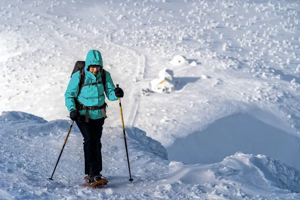 Winter Sport Activiteit Vrouw Wandelaar Wandelen Met Rugzak Sneeuwschoenen Sneeuwschoenen — Stockfoto
