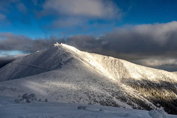 Güzel Kış Karlı Dağlar Güneşli Günde Kar Manzara Dağlarda Kaplı — Stok fotoğraf