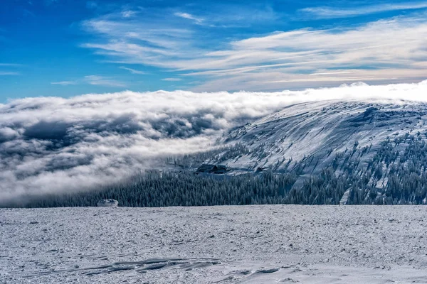 Las Nubes Bajas Sobre Las Altas Montañas Día Invierno Cabaña — Foto de Stock