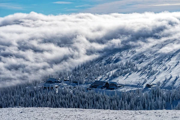 Low Clouds High Mountains Winter Day Mountain Cabin Winter Mountain — Stock Photo, Image