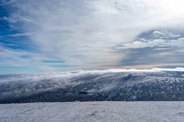 Las Nubes Bajas Sobre Las Altas Montañas Día Invierno Cabaña — Foto de Stock