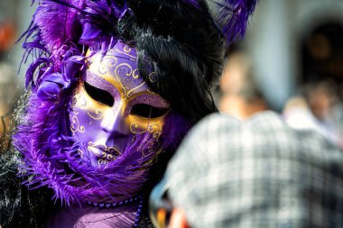 Venedik, İtalya Karnaval sırasında bir kostüm ayyaş Close-Up pozlar.