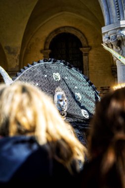 Venedik, İtalya Karnaval sırasında bir kostüm ayyaş Close-Up pozlar.